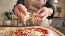 Bu pizza tarifinde hamur yorulmuyor! Evde incecik pizza tarifi
