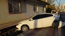 Kaza yapan otomobil evin balkonuna girdi: 3 yaral