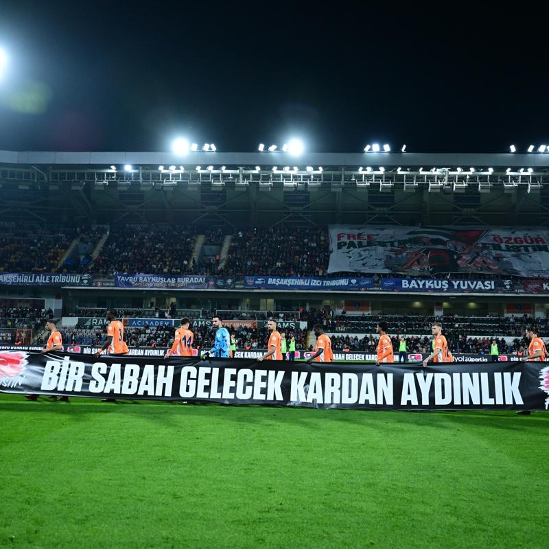 Baakehir-Galatasaray ma ncesi Filistin iin iir okundu
