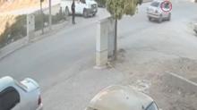 Yolun karsna gemeye alan renciye otomobil arpt: O anlar kamerada