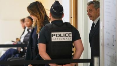 Sarkozy'nin cezaevi gnleri balyor...Tek kiilik hcrede kalacak