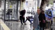 Anne ve evladn o anlarn grenler duyguland... Ayakkabsn elleriyle temizledi