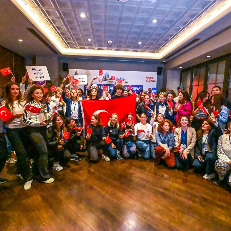Deniz Kz Kadn Yelken Kupas'nn 10. yl byk bir cokuyla kutland
