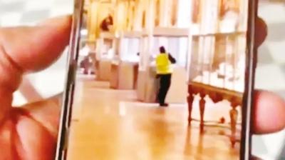 Hrszlk sanat! Louvre turistlerin gz nnde soyulmu