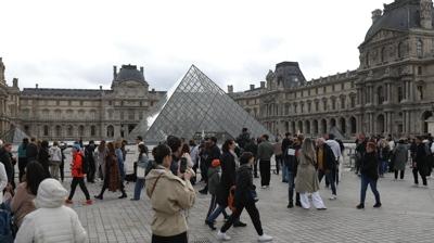 Tarihi eserler alnmt... Louvre soygununun maliyeti belli oldu