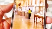 Hrszlk sanat! Louvre turistlerin gz nnde soyulmu