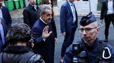 Eski cumhurbakanna zel nlem... Sarkozy'yi cezaevinde 2 polis koruyacak