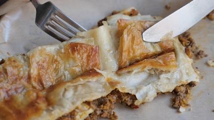 Kahvaltya ay demlenmeden ipak hazr oluyor: En kolay hazr yufkadan kymal brek tarifi