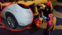 Arala kanl infaz! Kaldrmla otomobil arasnda can verdi