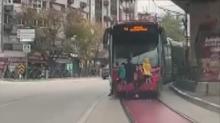 Tramvayn arkasnda tehlikeli yolculuk