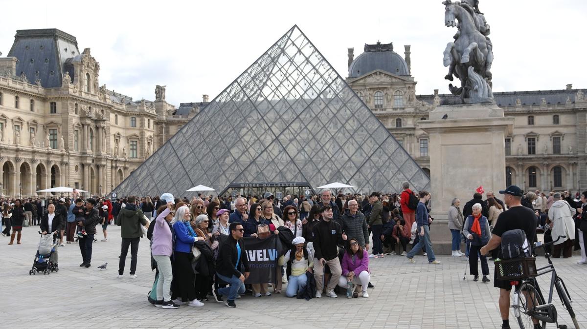 Louvre Mze  Tarihi eser soygunu  Mdr istifa fotoraflar resimleri