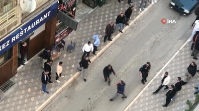 Elaz'da iki grup arasnda kavga! Masa ve sandalyeler havada uutu