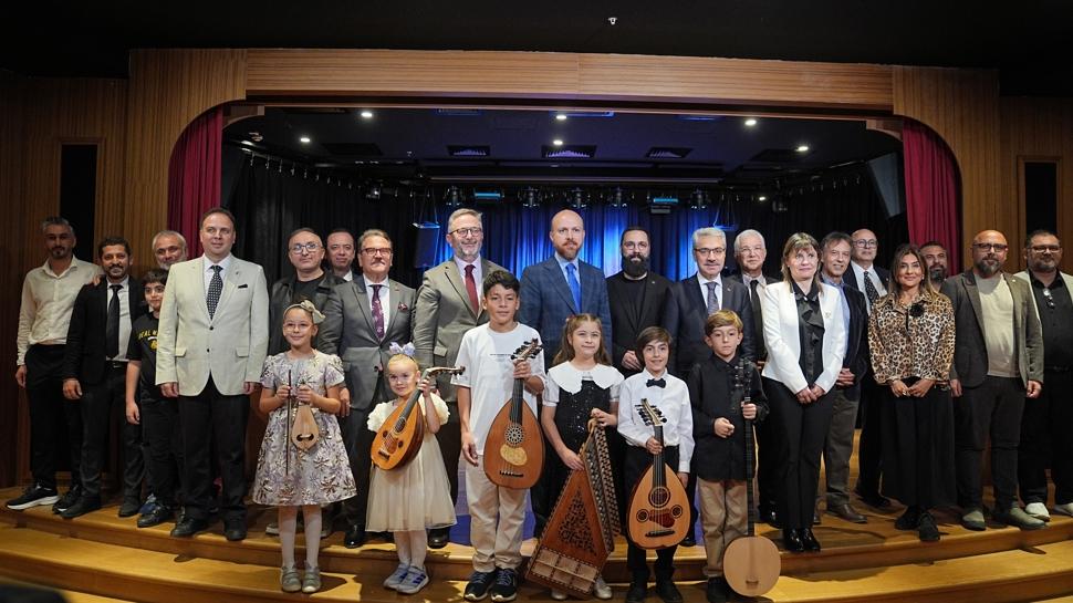 Trk Mzii Mzesi, Palet Trk Mzii lkokulu'nda ald