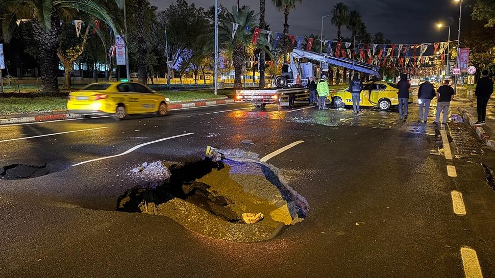stanbul'u saanak vurdu! Yol kt, evleri su bast
