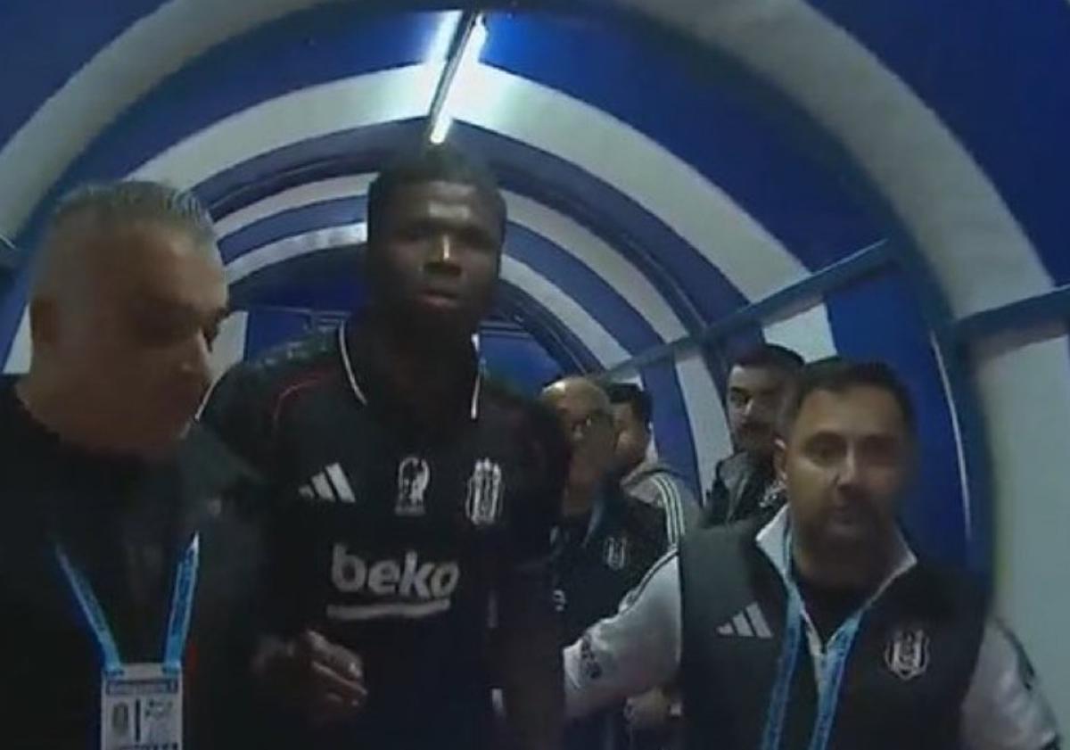 Ma ta Dikkat eken Anlar El Bilal Toure Ko arak Soyunma Odas na Gitti