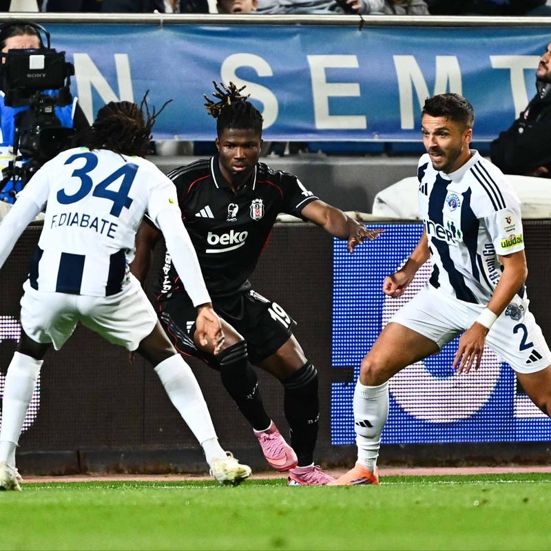 Mata dikkat eken anlar! El Bilal Toure koarak soyunma odasna gitti