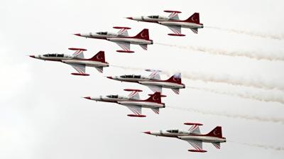 Edirne'de gzler ge ykseldi... Trk Yldzlar'ndan nefes kesen gsteri