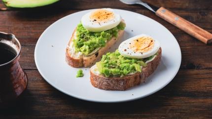 Avokadolu yumurtal ekmek tarifi: Salkl ve pratik kahvalt nerisi