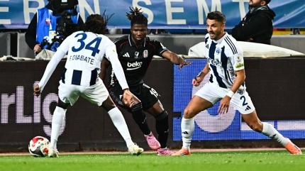 Mata dikkat eken anlar! El Bilal Toure koarak soyunma odasna gitti