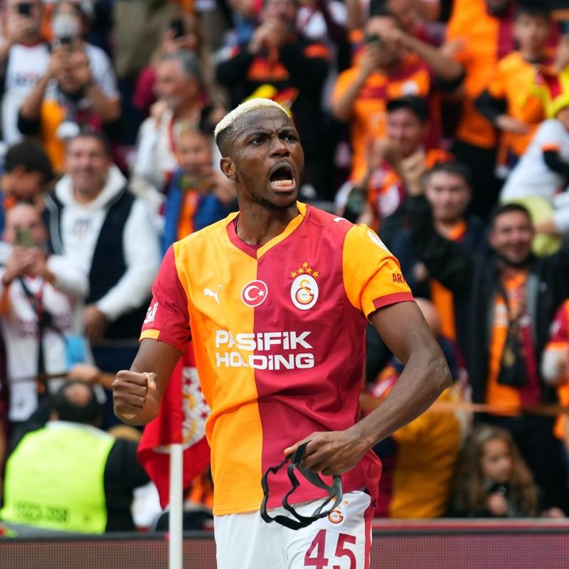 Victor Osimhen, Okan Buruk'u yakalad