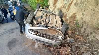 Otomobil arampole devrildi! Kazada 1'i ocuk 6 kii yaraland