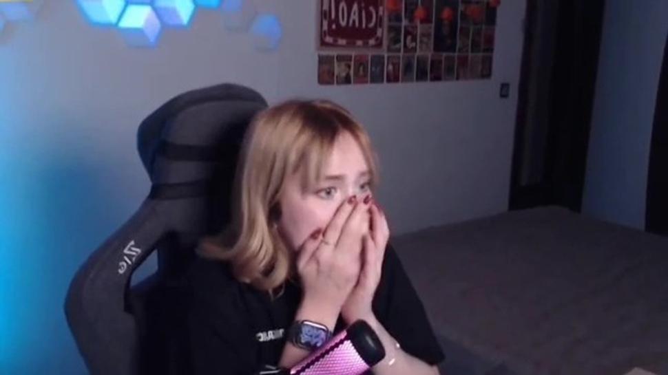 Deprem annda yayn! Panikle masann altna snd