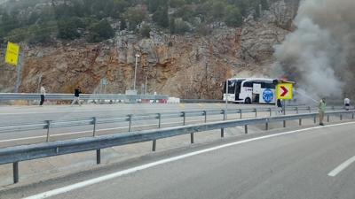 Yolcu otobs alev alev yand! Yangnla ilgili tahkikat balatld