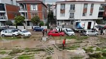 Evleri su bast, aralar mahsur kald!  zmir'i saanak vurdu