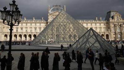 Louvre'da alnan tarihi mcevherler hl kayp