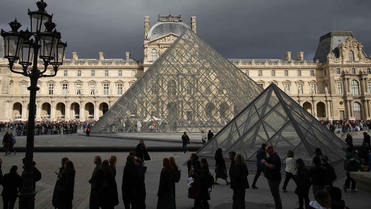 louvre fransa soygun  hrszlk fotoraflar resimleri