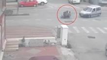 Motosiklet, araca arpmamak iin byle devrildi: 2 yaral