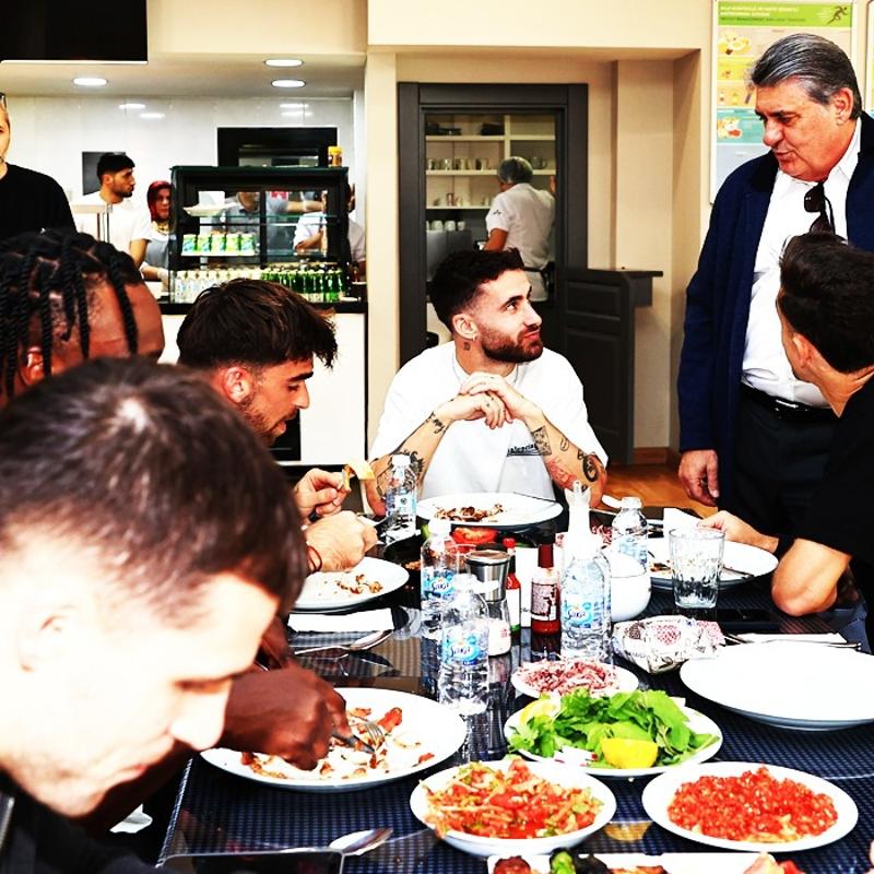 Serdal Adal, futbolcularla bulutu