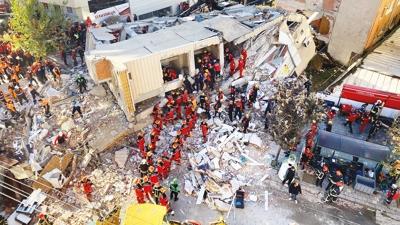 12 yllk bina kt! 5 kiilik aile enkaz altnda kald, 2 ocuk ld