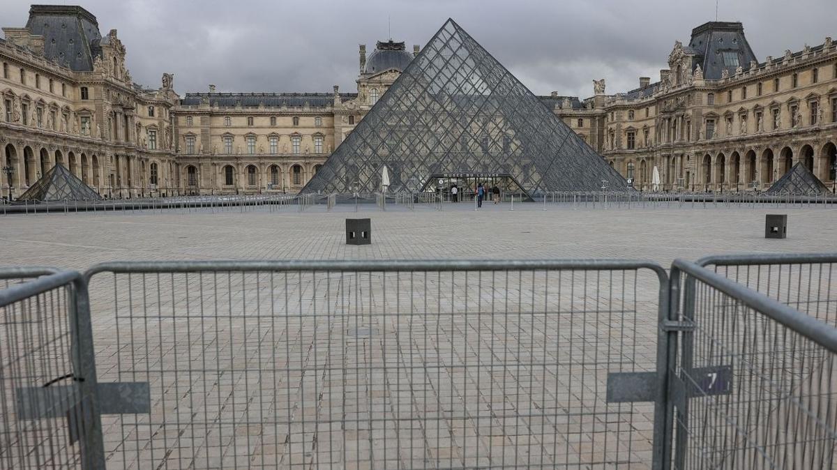 Louvre Mzesi soygunu Paris savcs pheliler gzaltnda fotoraflar resimleri