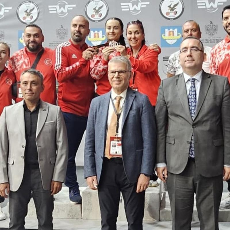 Aysel zkan'dan 1 altn ve 1 gm madalya