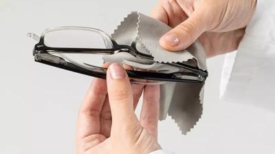 Gözlük camı temizlemenin basit yolu! Uğraştırıcı yöntemlere son