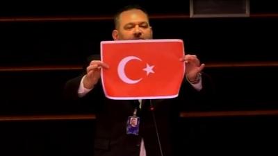 Skandal belgelendi! Trk bayran yrtan rkya binlerce euro