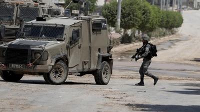 Suriye'de bir ky igal eden srail devriyesi halk tarafndan talanarak blgeden karld