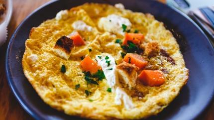 Protein bar bir kahvaltlk omlet! Kavurmal omlet tarifi, tad tam kararnda