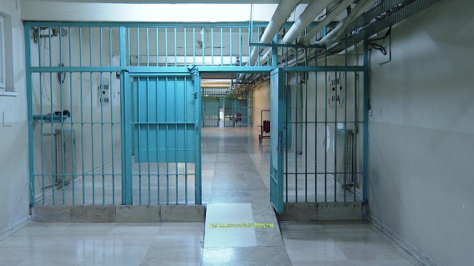 Cezaevi ziyaretinde dehet! Vicdansz baba 4 yandaki kzn hastanelik etti