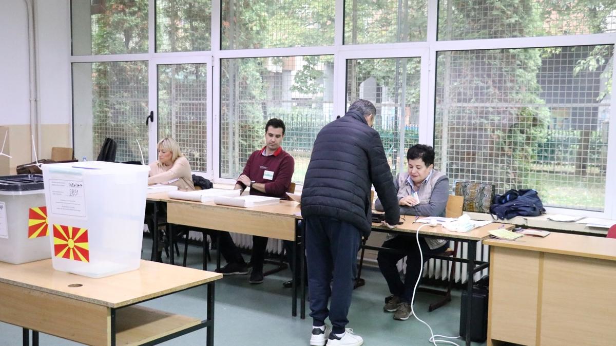 Kuzey Makedonya seim ikinci tur oy kullanma fotoraflar resimleri