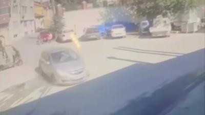 Frna dalan otomobil ortal sava alanna evirdi... O anlar kamerada