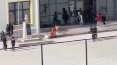 Okul bahesine giren kpek ocuklara byk panik yaatt: O anlar kamerada