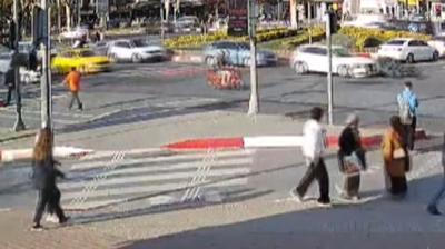 Fatih'te otomobil ile motosiklet çarpıştı: Kaza anı kamerada