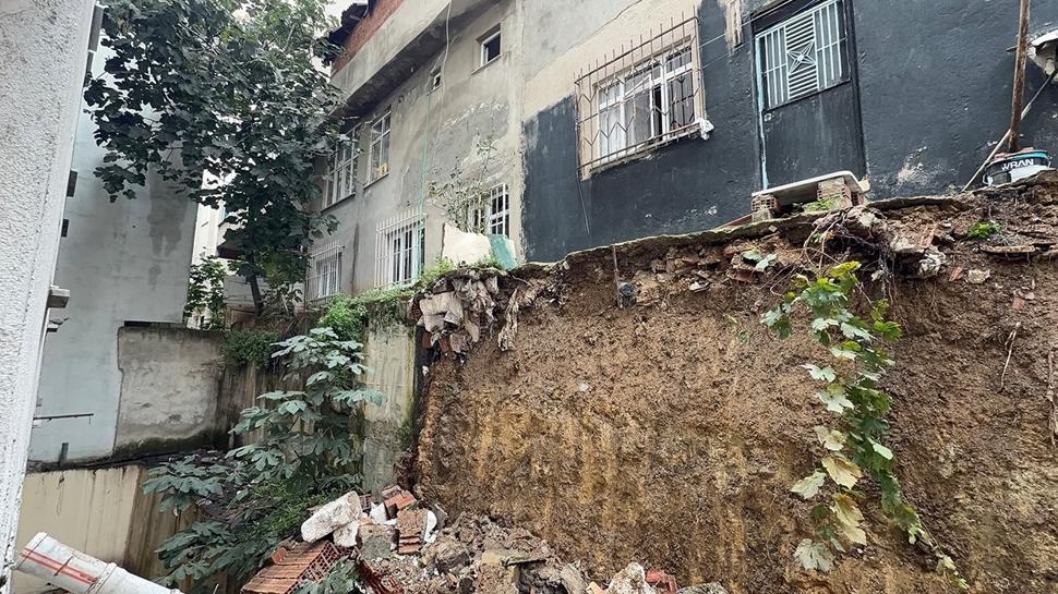 İstinat duvarı çöktü! Arnavutköy'de korku dolu anlar