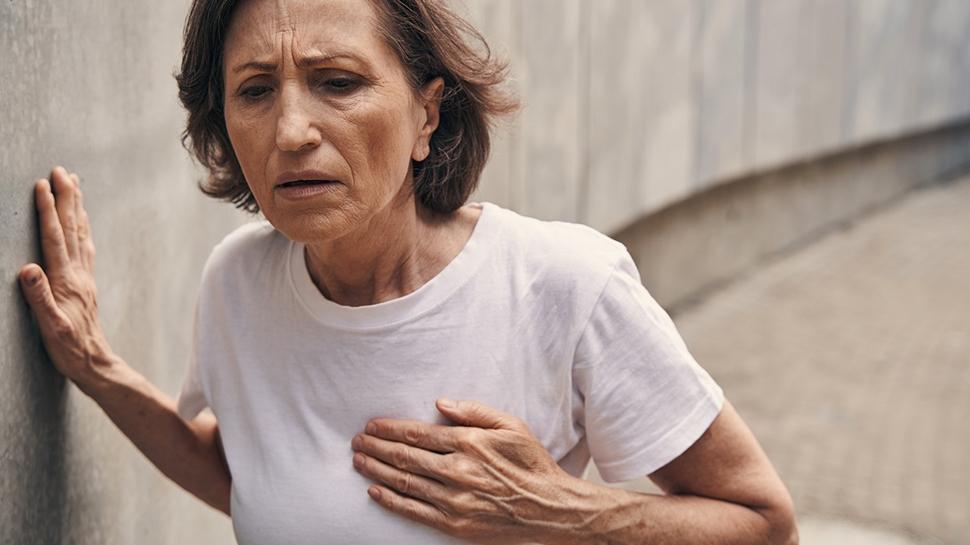 Kalp krizi anında vücudun verdiği 7 sessiz uyarı: Terleme, stres…