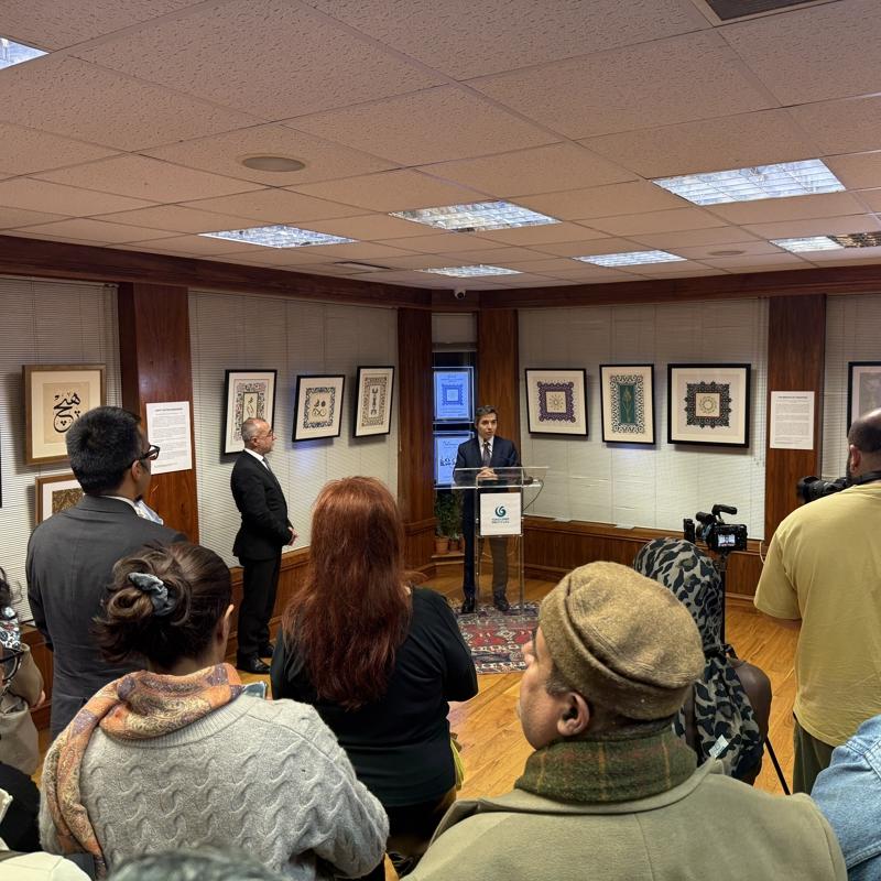 Londra'da hilik anlay sanatseverlerle bulutu