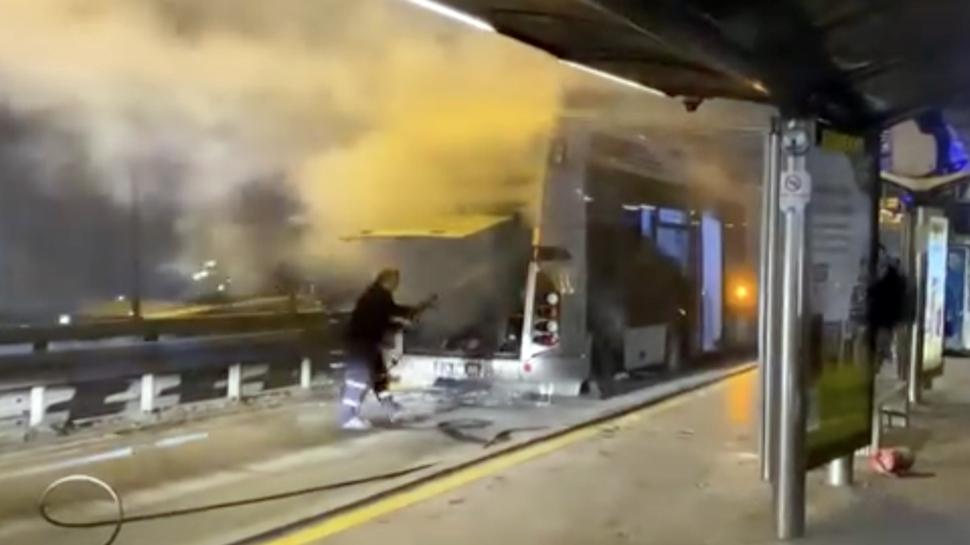 Metrobüste yangın paniği... Durağa gelen araç alev aldı