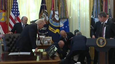 Beyaz Saray'da panik anları... Fenalaşıp yere yığıldı