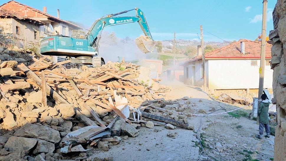 100 binaya yıkım kararı... Sındırgı'da çalışmalar hızlandı